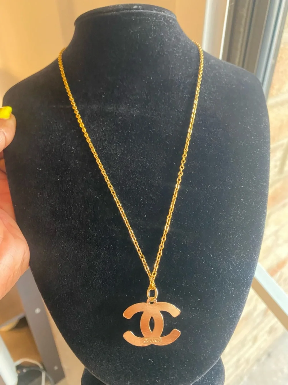 CHANEL Gold-Tone Necklace with unbranded Pendant - Picture 4 of 4